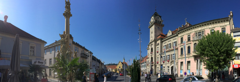 Leibnitz Hauptplatz mit Rathaus © Helmut Bolesch