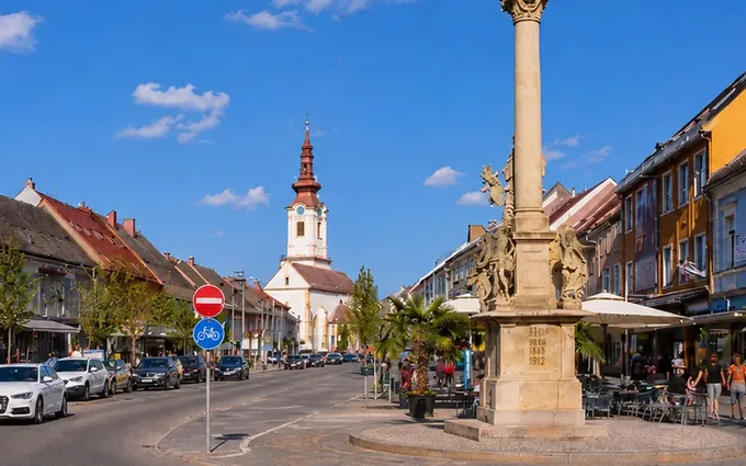Hauptplatz Leibnitz mit Mariensäule und Kirchturm