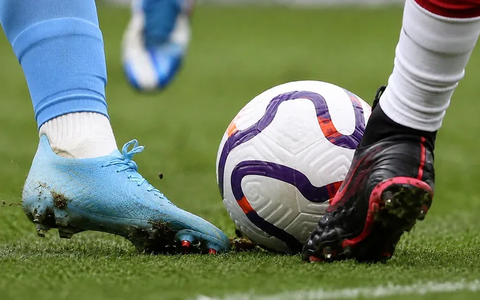 Zweikampf um den Ball auf dem Rasen