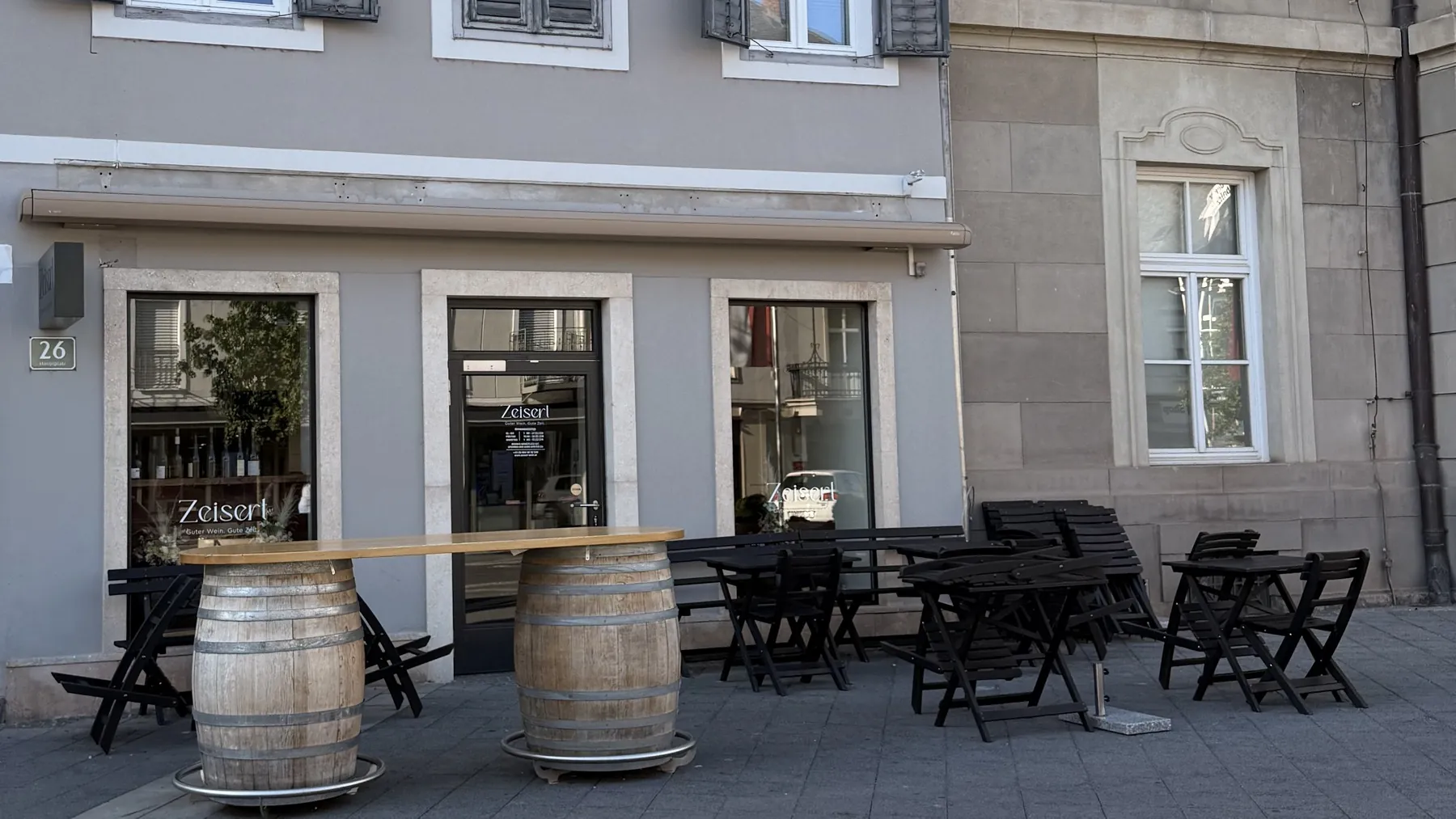 Weinbar Zeiserl am Hauptplatz 26 in Leibnitz mit Fassstehtischen vor dem Lokal